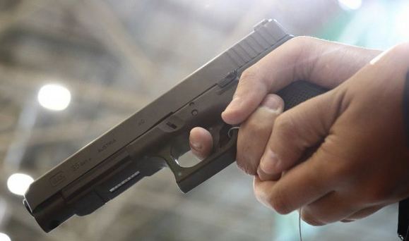 Під Києвом неадеквати влаштували стрілянину і мало не влучили в жінку з дитиною Під Києвом неадеквати влаштували стрілянину і мало не влучили в жінку з дитиною